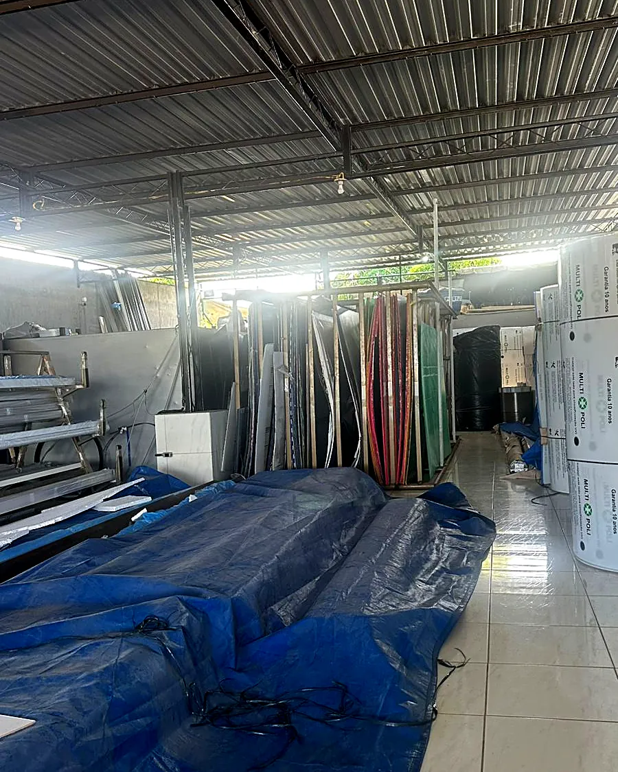 Fábrica da Top Line com lonas e perfis prontos para produção